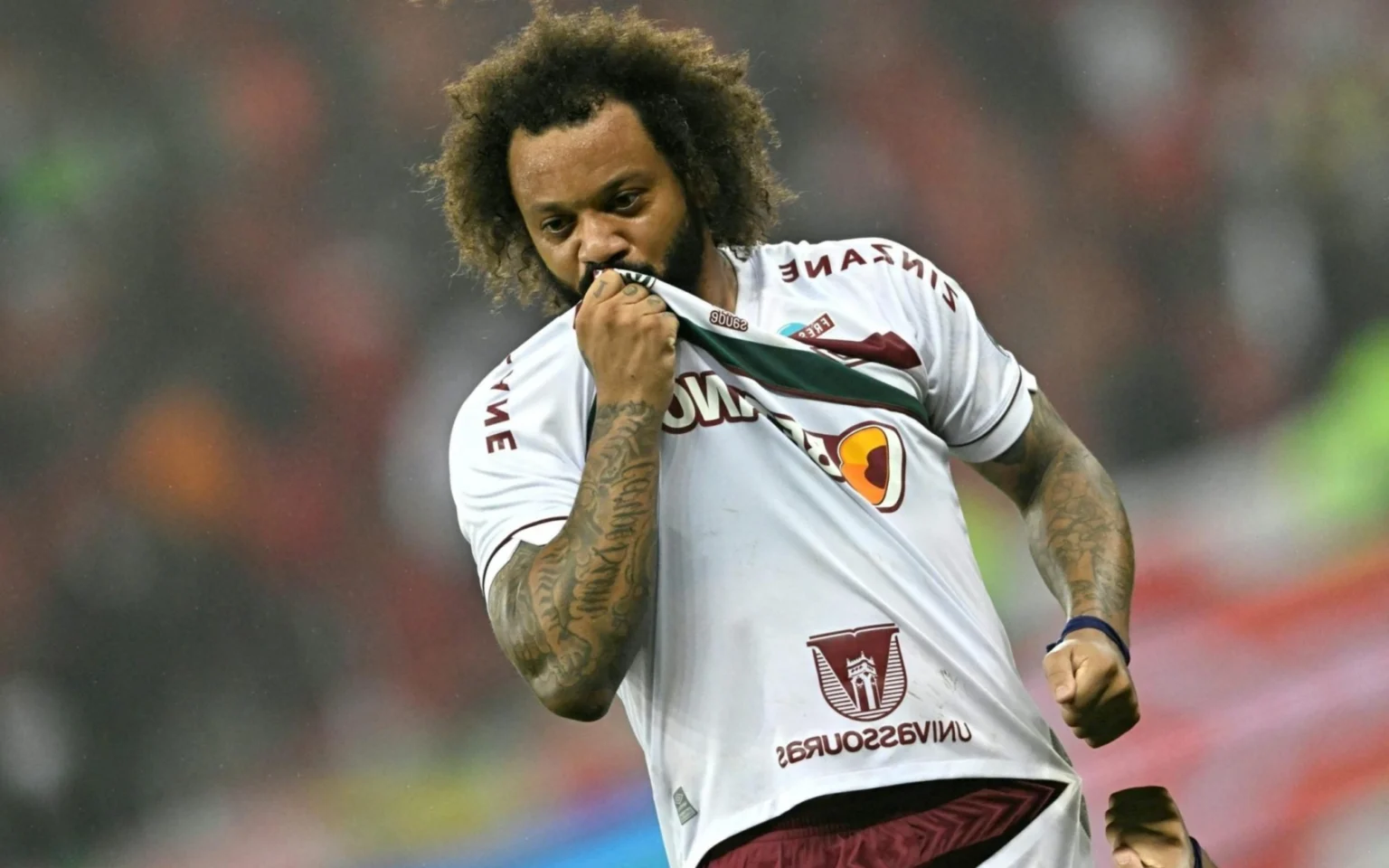 Estádio do Fluminense receberá nome de Marcelo Marcelo beija escudo do Fluminense na camisa (Foto: MAURO PIMENTEL / AFP)