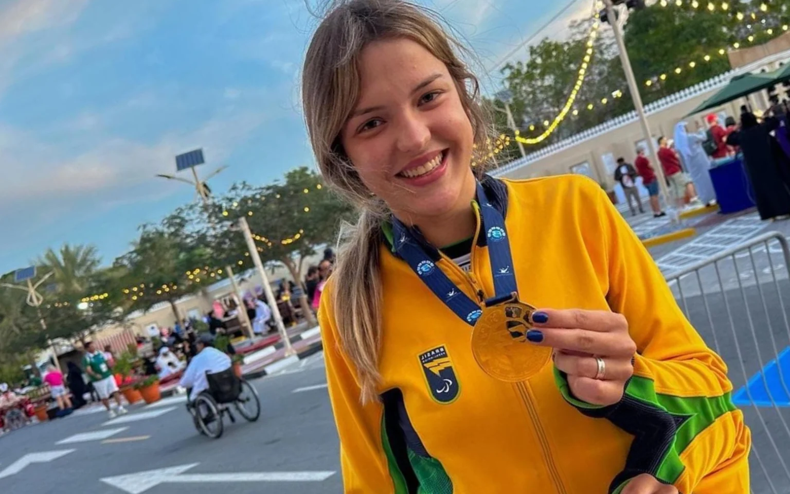 Ex-Chiquititas é uma das grandes esperanças do Brasil nas Paralimpíadas Giovanna Boscolo com o ouro no GP de Dubai (Foto: Divulgação)