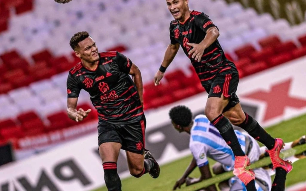 Ex-Flamengo concorre a prêmio de melhor do mês na Premier League Rodrigo Muniz e João Gomes