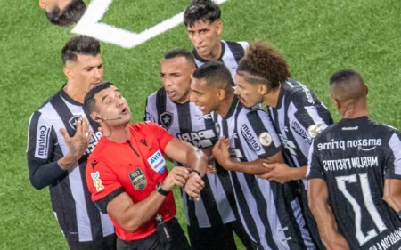 Ex-árbitro explica regra e bate martelo em lance de Botafogo x Palmeiras citado por Textor Bráulio da Silva Machado expulsou Adryelson em Botafogo x Palmeiras