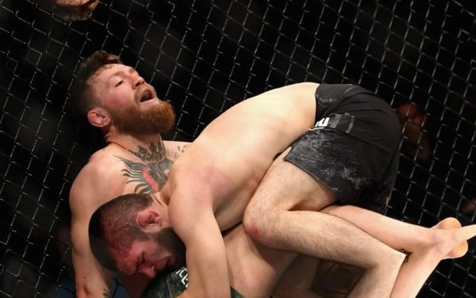 Ex-campeão do UFC paga dívida de impostos milionária para o governo russo; confira valores Khabib Nurmagomedov durante vitória contra Conor McGregor (Foto: Harry How / AFP)