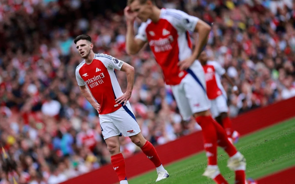 Expulsão de jogador do Arsenal revolta torcedores na web: ‘Piada’ Rice foi expulso na partida do Arsenal contra o Brighton pela Premier League. (Foto: AFP)