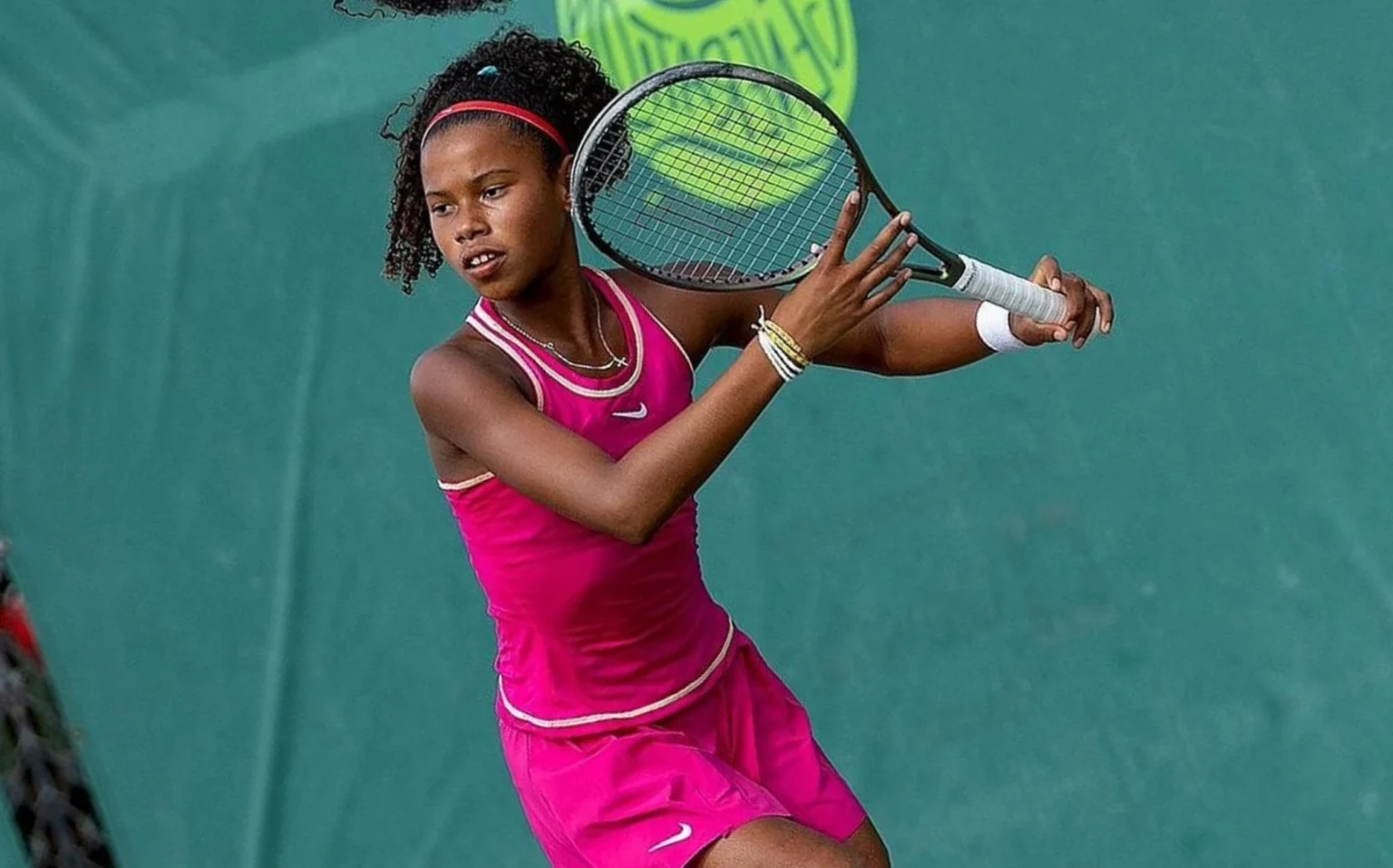 Ex-técnico de Serena Williams treina promessa brasileira do tênis: ‘Vão ouvir falar muito em breve’ Victoria Barros é treinada pelo ex-técnico da Serena Williams (Foto: Tlaenpix)