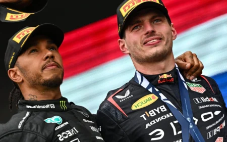 F1: Verstappen revela ‘problemas de visão’ após acidente com Hamilton em Silverstone Verstappen e Hamilton se envolveram em acidente em 2021 (Foto: AFP)