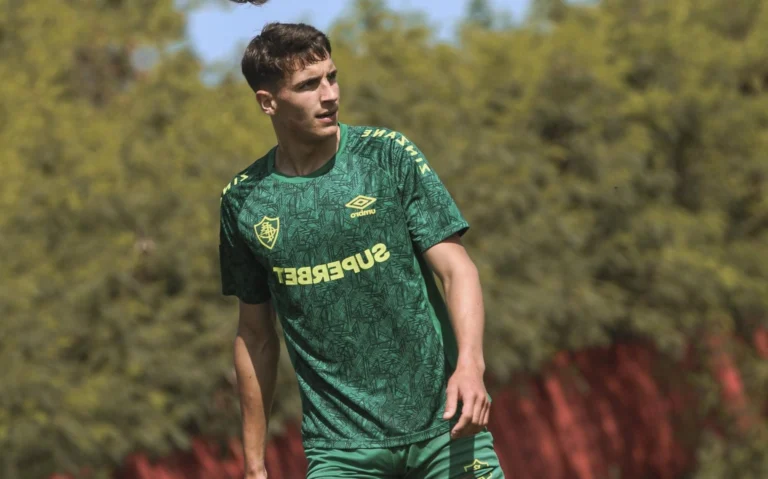 Facundo Bernal lamenta morte de Juan Izquierdo em apresentação no Fluminense Volante Facundo Bernal durante treino no CT Carlos Castilho (Foto: Marcelo Gonçalves/Fluminense)