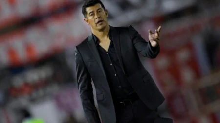 Federação Espanhola nega licença para técnico do Lanús no país Almirón levou o Lanús à final da Libertadores (Foto: AFP)