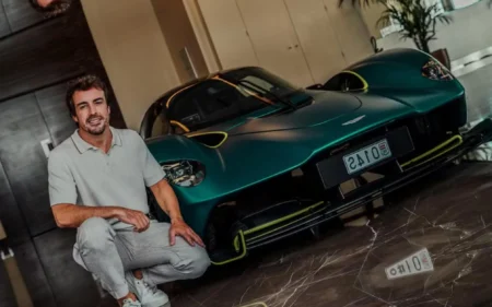 Fernando Alonso ganha hipercarro de R$ 17 milhões de Aston Martin Fernando Alonso é dono de novo hipercarro da Aston Martin (Foto: Divulgação/Instagram)