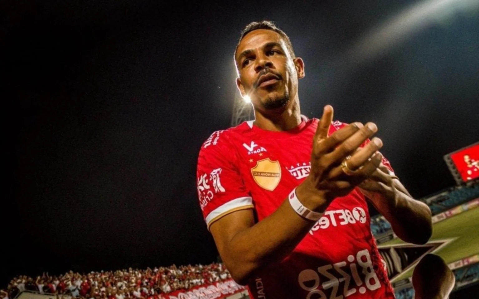 Fernando deixa Vila Nova e acerta com o Internacional Fernando fez apenas seis partidas pelo Vila desde sua volta ao Brasil (Foto: Beto Corrêa / VNFC)