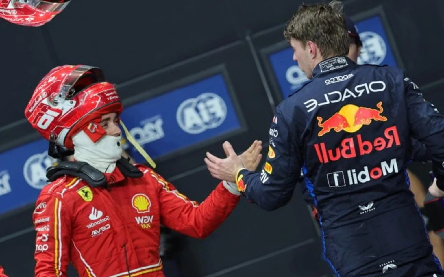 Ferrari se espelha em ‘DNA da Red Bull’ e diz que ‘é preciso correr riscos’ na F1 2024 Red Bull e Ferrari travaram boas batalhas ao longo da temporada (Foto: Giuseppe Cacace / AFP)