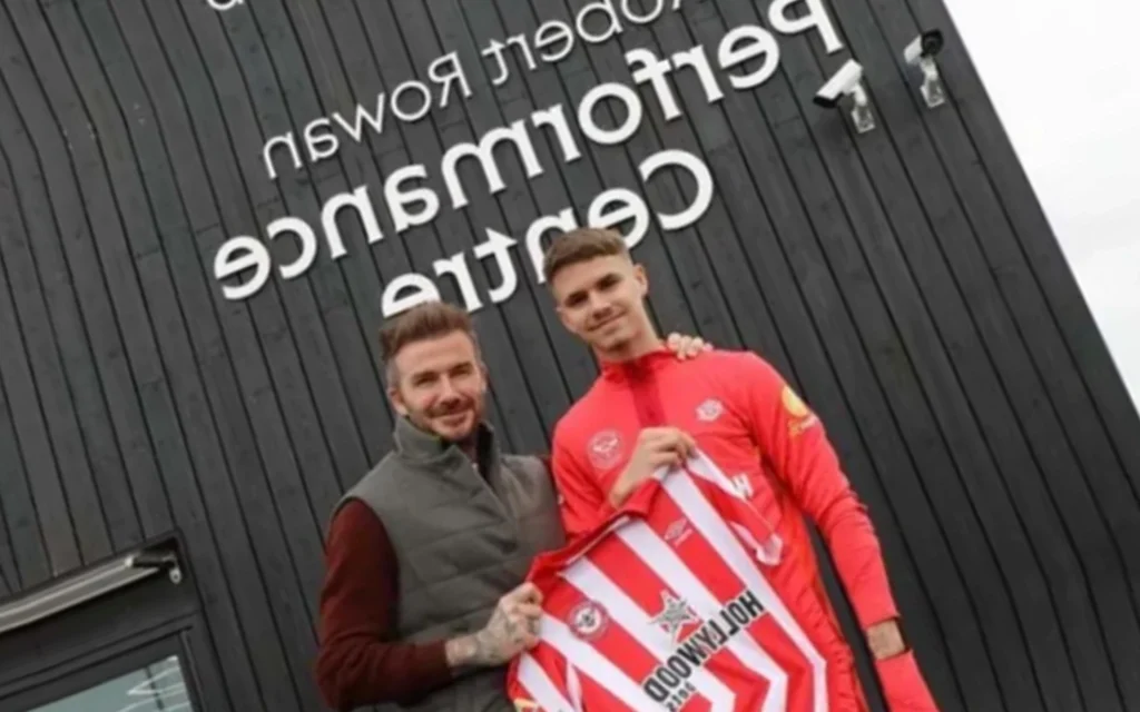 Filho de David Beckham larga futebol para focar em carreira inusitada Romeo Beckhamfoi emprestado ao Brentford em 2015 (Foto: Reprodução)