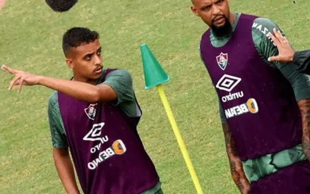 Filho de Felipe Melo celebra boa fase no Fluminense: ‘Construindo minha própria história’ Felipe Melo ao lado do filho Davi Melo em treino do Fluminense (Foto: Mailson Santana / Fluminense)