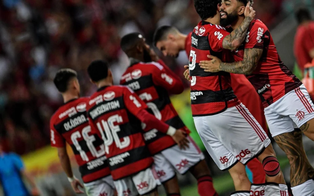 Flamengo volta ao palco da primeira partida da campanha da conquista da Copa do Brasil de 2013 Jogadores do Flamengo celebram gol no Maracanã