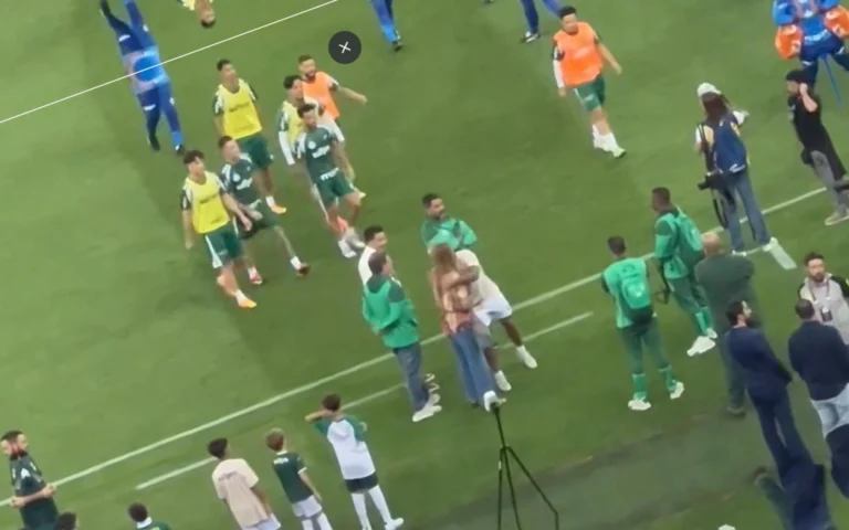 Flamengo x Palmeiras: Gabigol dá abraço em Leila antes do jogo pela Copa do Brasil Gabigol dá abraço em Leila antes de Flamengo x Palmeiras (Foto: Reprodução)