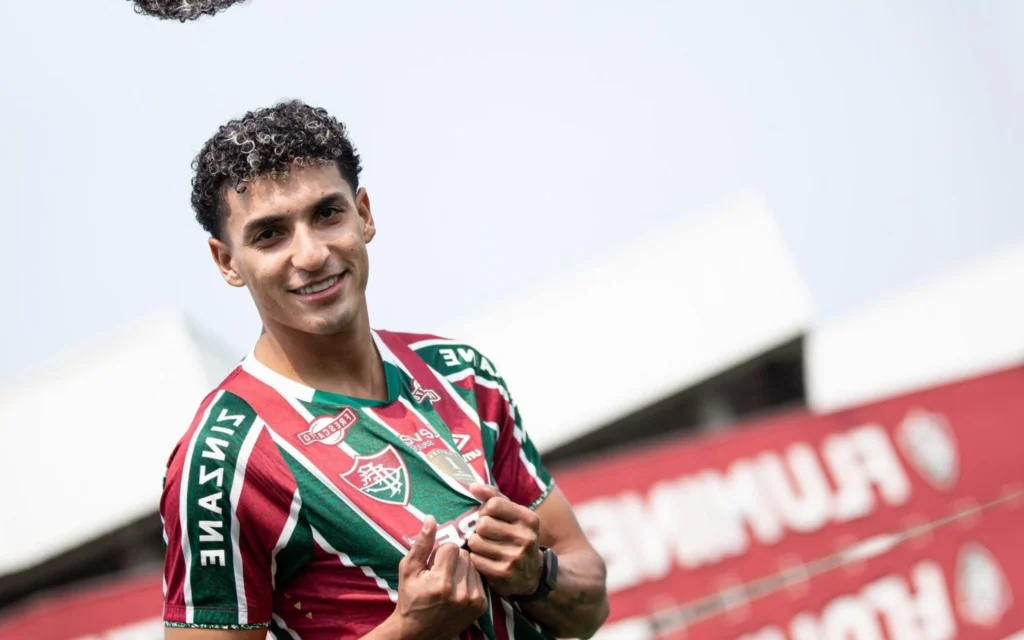 Fluminense anuncia contratação de lateral colombiano Gabriel Fuentes com a camisa do Fluminense (Foto: Lucas Merçon/FFC)