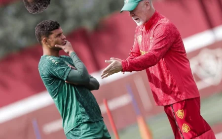 Fluminense deve ter oitava linha de zaga diferente na era Mano Menezes contra Corinthians; entenda Mano Menezes e Thiago Silva durante sessão de treino no Fluminense (Foto: Lucas Merçon/ Fluminense)