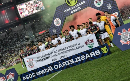 Fluminense e Corinthians prestam homenagem a Silvio Santos antes de duelo pelo Brasileirão Fluminense e Corinthians homenageiam Silvio Santos com faixa antes de duelo (Foto: Thiago Ribeiro/AGIF)