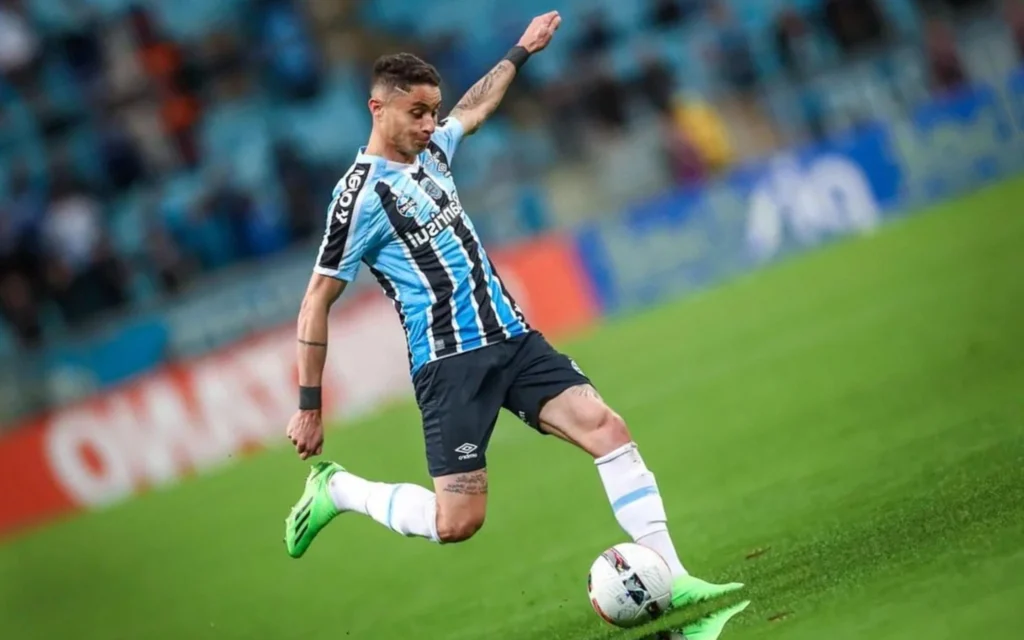 Fluminense encaminha contratação de Diogo Barbosa nas próximas semanas Diogo Barbosa está próximo de se tornar jogador do Fluminense (Lucas Uebel / Grêmio)