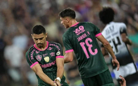 Fluminense quer usar caso de André como exemplo para jovens da base O futuro e o passado do meio-campo tricolor (Foto: Thiago Ribeiro/AGIF)