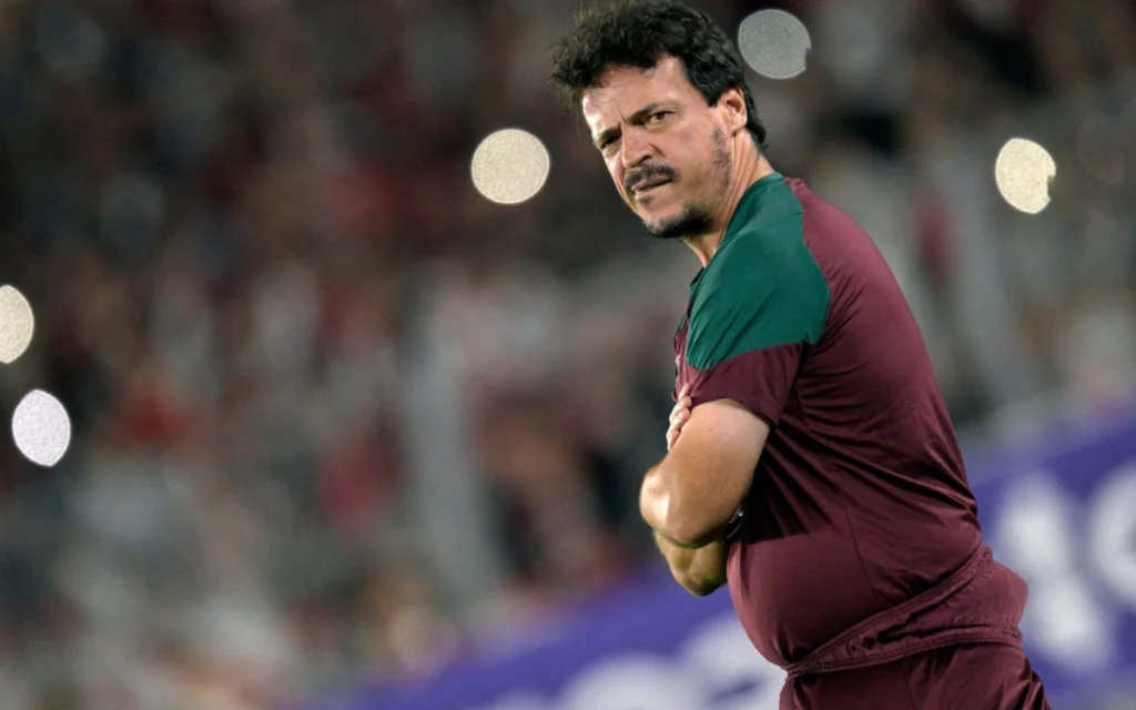 Fluminense sofre com diferentes formações e apresenta queda no desempenho defensivo Fernando Diniz busca reencontrar consistência defensiva no Fluminense (Foto: JUAN MABROMATA/AFP)