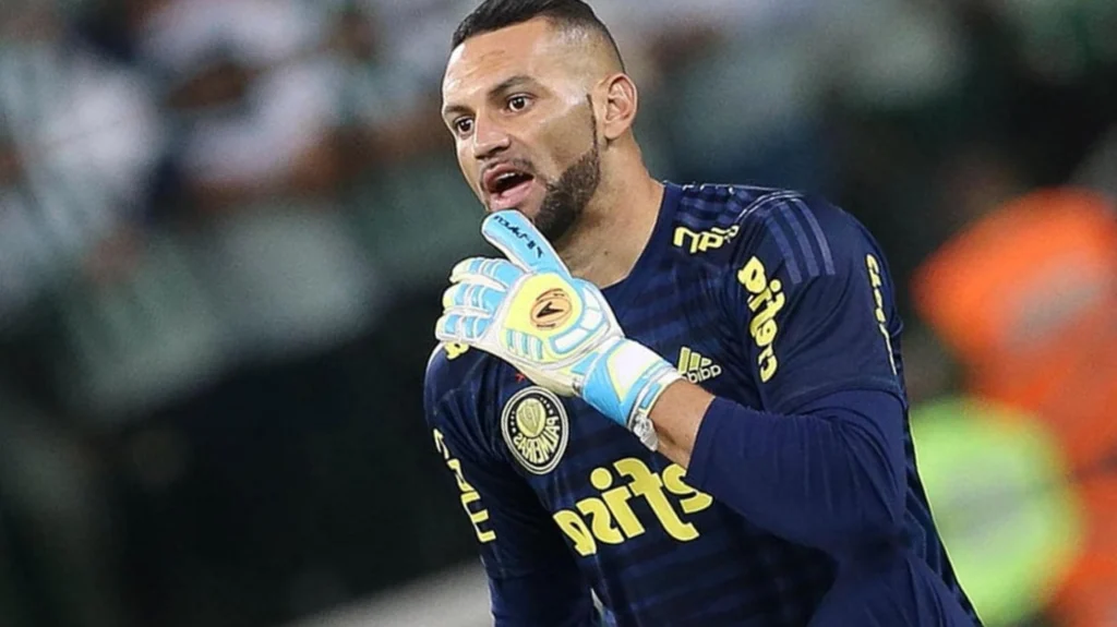 Força! Internautas se manifestam após morte da mãe de Weverton Weverton é o goleiro titular do Palmeiras e renovou seu contrato com o clube até 2024 (Cesar Greco/Palmeiras)