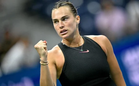 Forehand de Sabalenka é o mais forte do US Open e impressiona pela potência Aryna comemorando ponto no US Open 2024 (Foto: ANGELA WEISS / AFP)