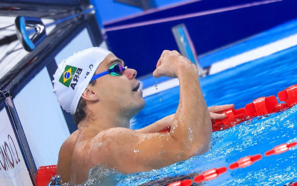 Gabriel Bandeira conquista sua terceira medalha nas Paralimpíadas de Paris 2024 Gabriel celebrando sua medalha de prata nos 100m costas S14 (Foto: Marcello Zambrana/CPB)