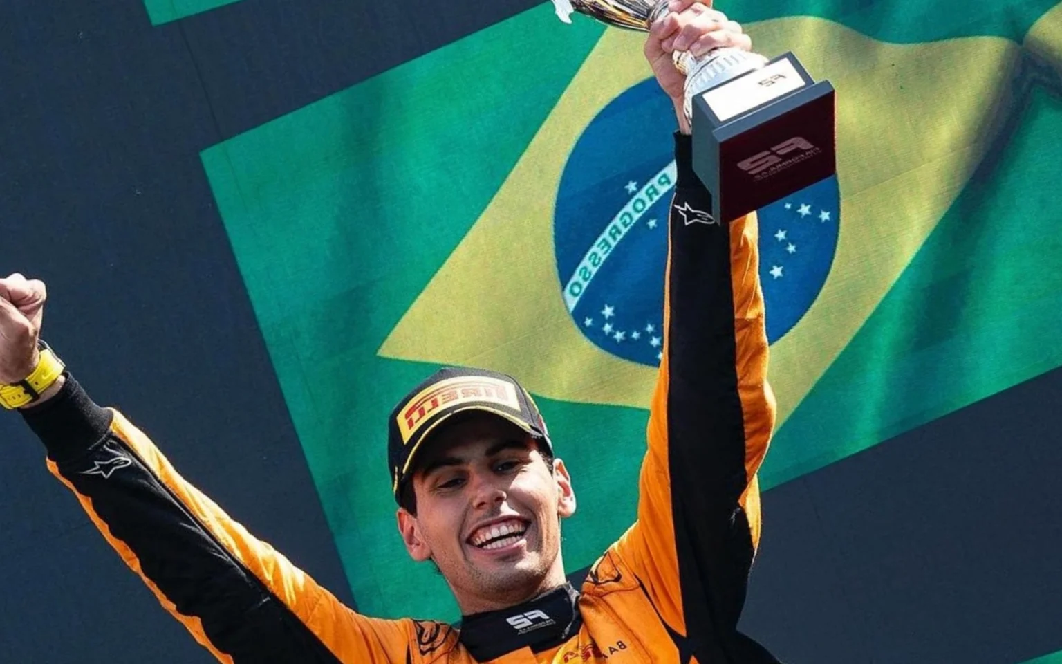 Gabriel Bortoleto dá show e vence corrida da F2 na Itália após largar em último Bortoleto comemorando vitória em Monza