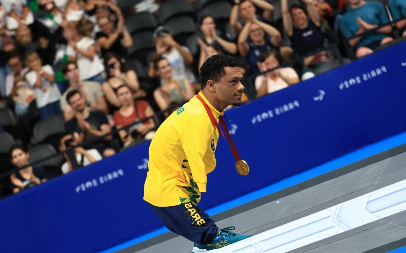 Gabrielzinho celebra sucesso nas Paralimpíadas: ‘Ser reconhecido pela pessoa que você é não tem preço’ Gabrielzinho reverencia público na Paris La Défense Arena (Foto: Marcello Zambrana/CPB)