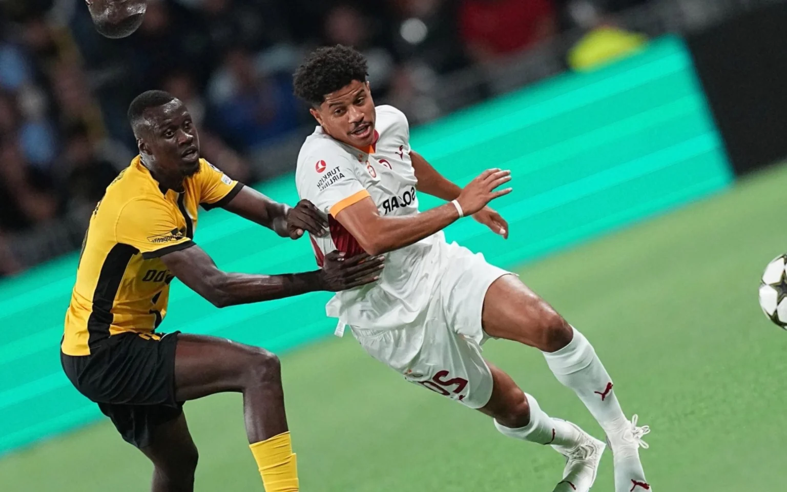 Galatasaray toma gol no fim e é derrotado nos playoffs da Champions League; veja os resultados dos jogos de ida O brasileiro Gabriel Sara (uniforme branco) entrou em campo pelo Galatasaray nos playoffs da Champions League (Foto: Divulgação / Galatasaray)