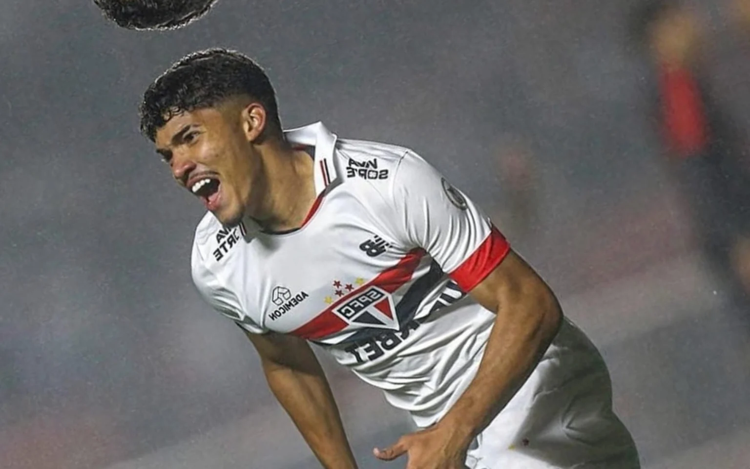 Garoto da base brilha com golaço em vitória do São Paulo William marcou um golaço que abriu o placar contra o Vitória (Foto: Divulgação São Paulo)