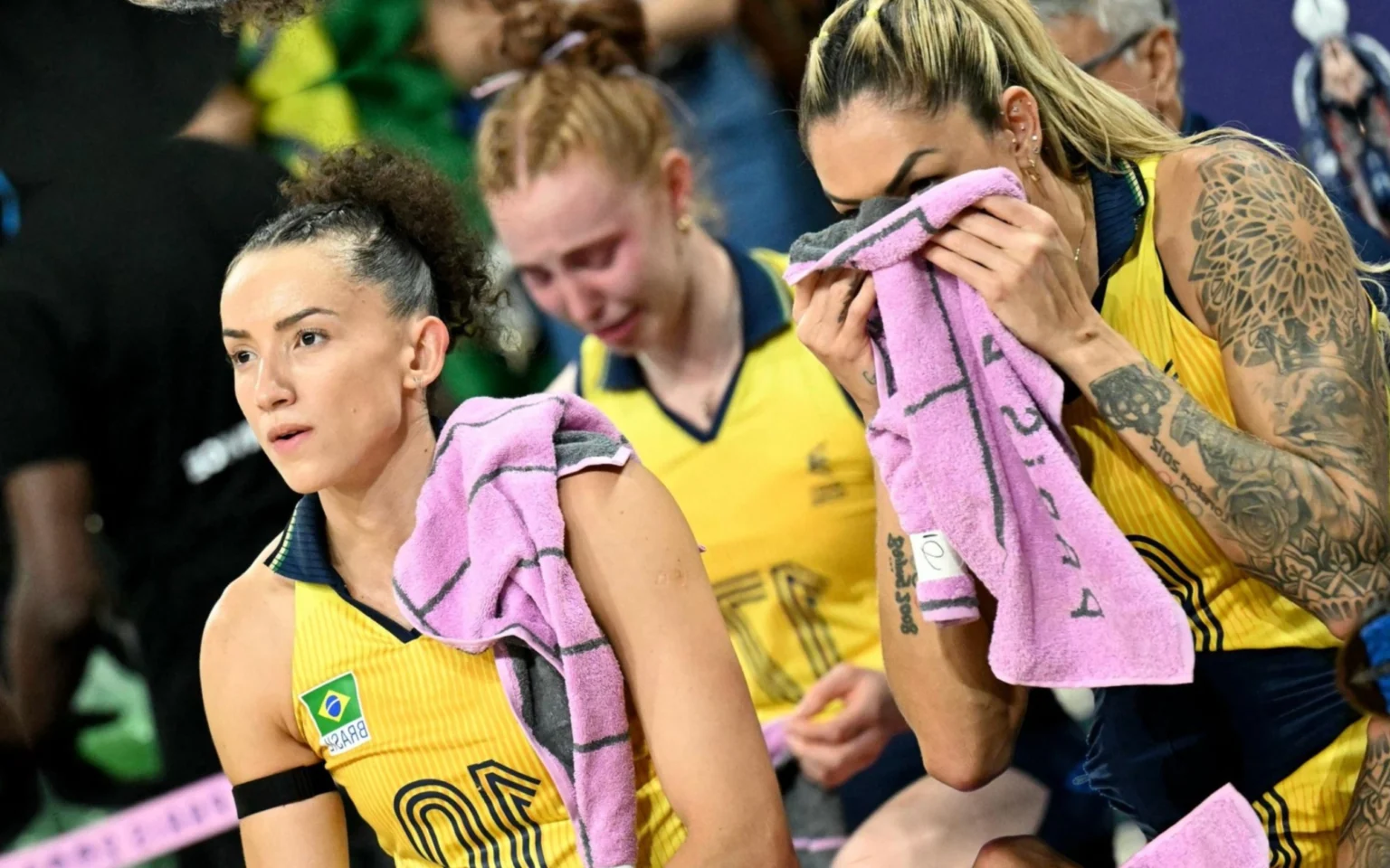 Geração de Gabi bate na trave mais uma vez e ainda anseia por grande conquista no vôlei feminino Jogadoras do Brasil lamentam eliminação nas Olimpíadas (Foto: Natalia KOLESNIKOVA / AFP)