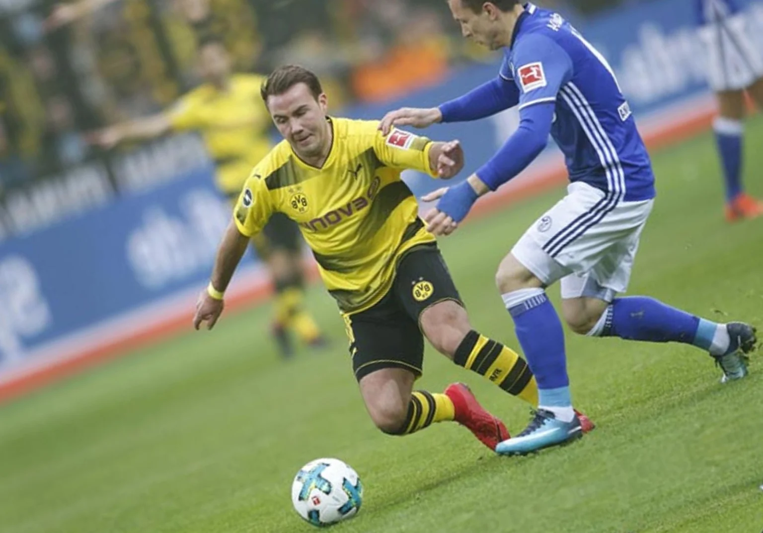 Götze tem lesão no ligamento do tornozelo e para por longo período Götze só volta em 2018 a jogar pelo Borussia Dortmund (Foto: Norbert Schmidt / AFP)