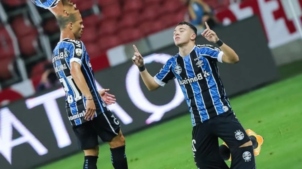 Gre-Nal atinge maior audiência do SBT em Porto Alegre em 18 anos Pepê marcou o gol da vitória sobre o Inter na noite de quarta-feira (Foto: Staff Images/Conmebol)