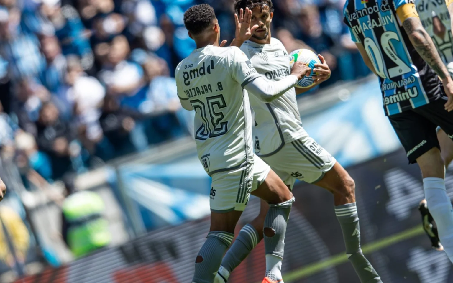 Grêmio abre dois de vantagem