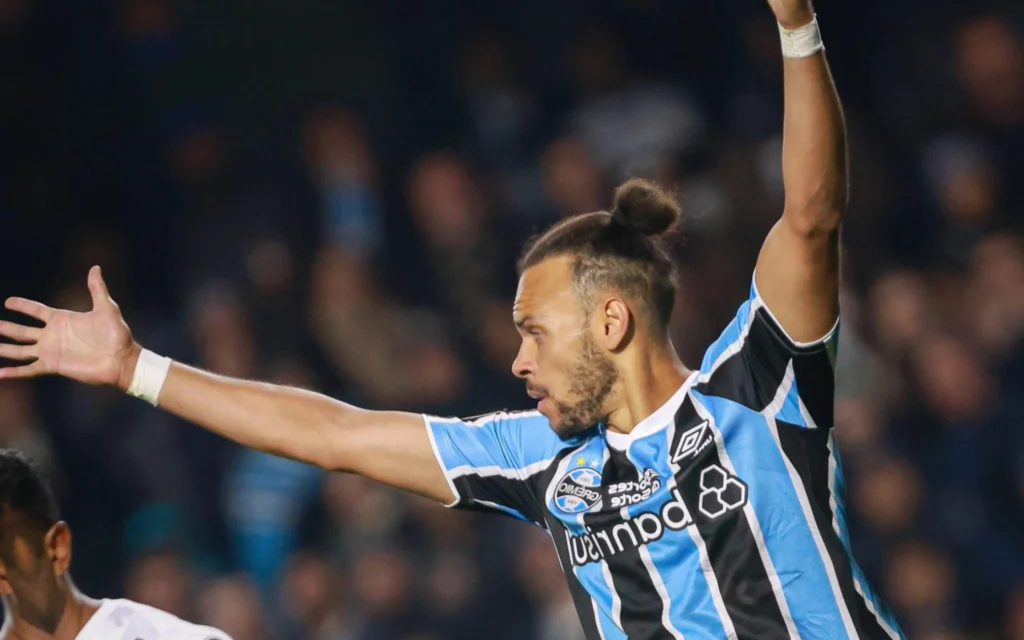 Grêmio chega em Caxias do Sul com Diego Costa e apenas três titulares; veja relacionados Braithwaite