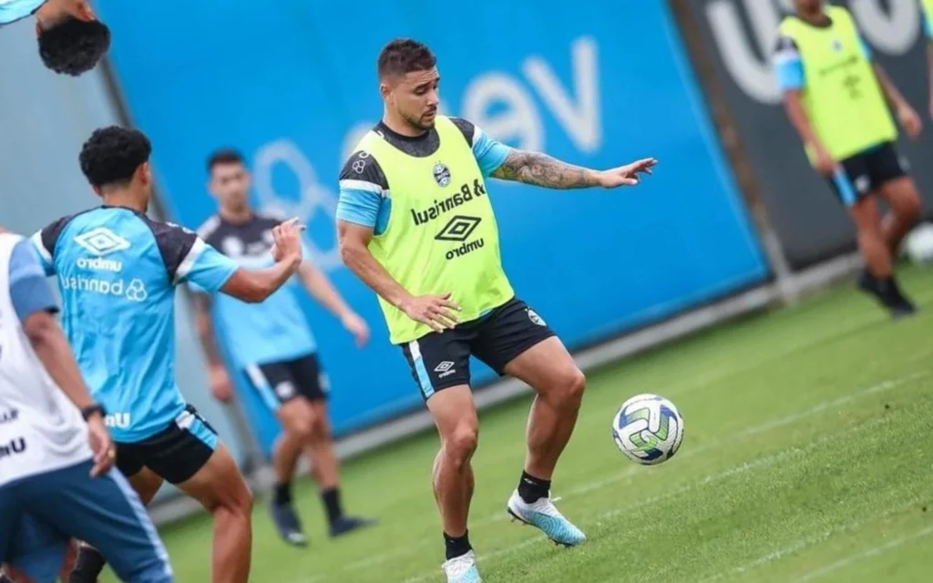 Grêmio confirma lesão de João Pedro e sofre com desfalques no fim do Brasileirão João Pedro já iniciou na fisioterapia mas pode não voltar aos campos nesta temporada (Foto: Lucas Uebel/Grêmio)