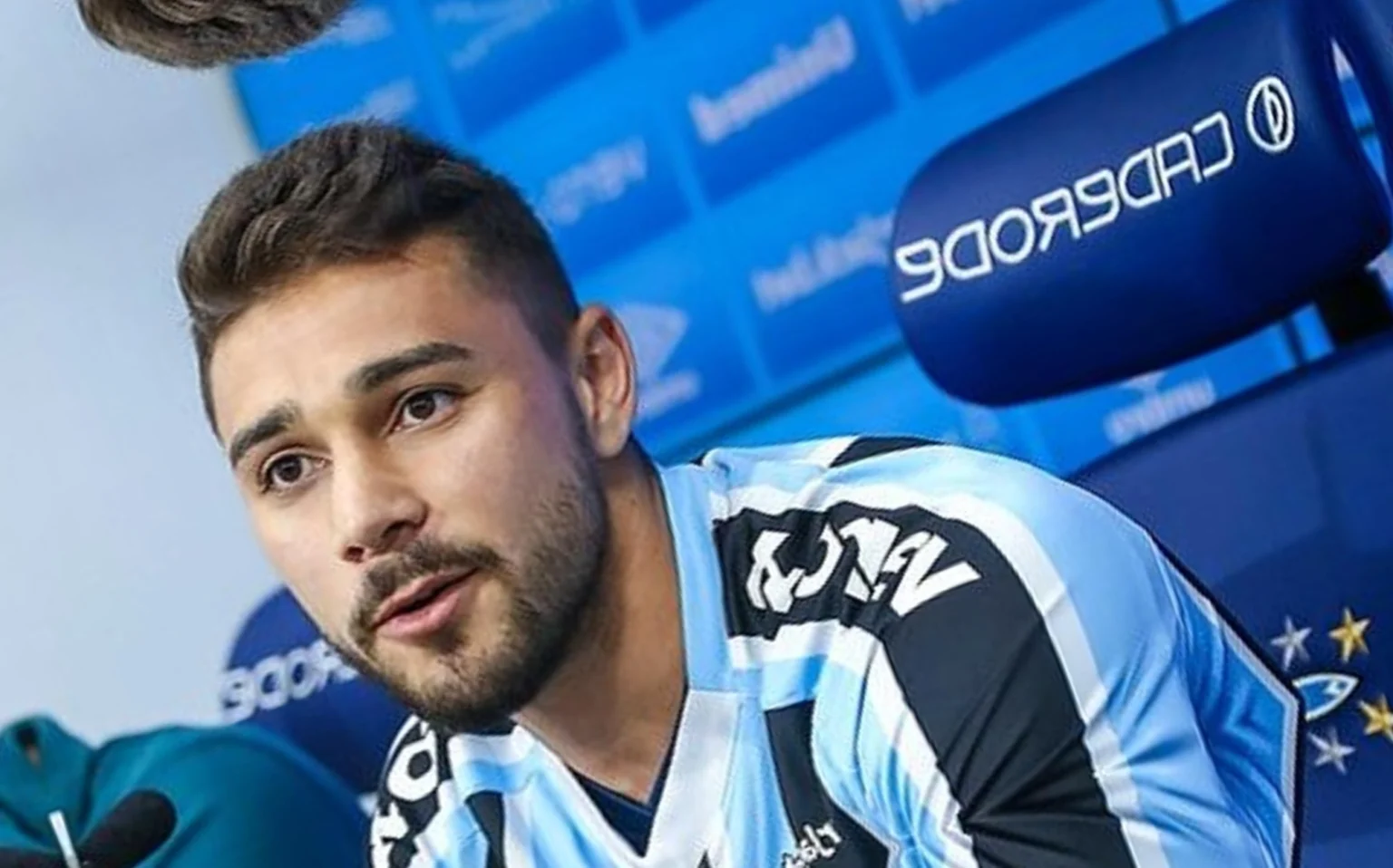 Grêmio fica próximo de renovar com o lateral João Pedro Apresentação de João Pedro (Lucas Uebel/Grêmio FBPA)