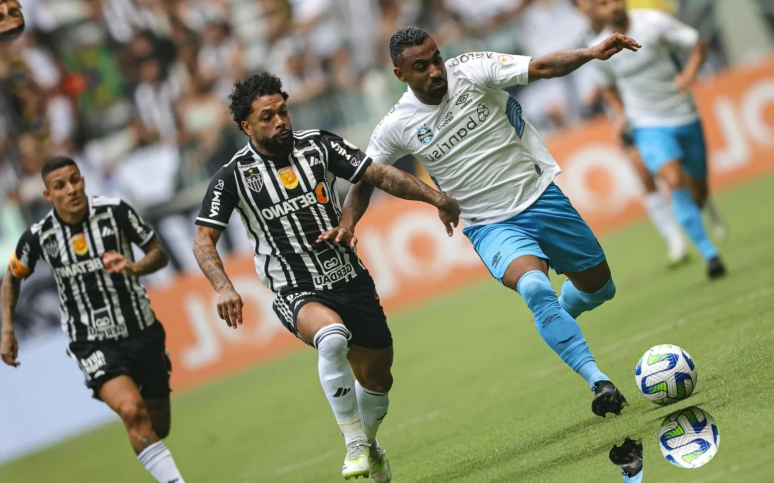 Grêmio x Atlético-MG: como é o histórico do confronto? Otavio jogador do Atletico-MG disputa lance com Cristaldo jogador do Gremio durante partida no estadio Arena MRV pelo campeonato Brasileiro A 2023. Foto: Gilson Lobo/AGIF/Gazeta Press