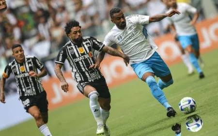 Grêmio x Atlético-MG: como é o histórico do confronto? Otavio jogador do Atletico-MG disputa lance com Cristaldo jogador do Gremio durante partida no estadio Arena MRV pelo campeonato Brasileiro A 2023. Foto: Gilson Lobo/AGIF/Gazeta Press