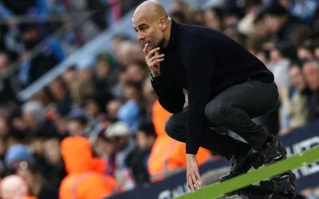 Guardiola rebate críticas de ex-treinador sobre Haaland: ‘Técnico de terceira divisão’ (Foto: DARREN STAPLES / AFP)