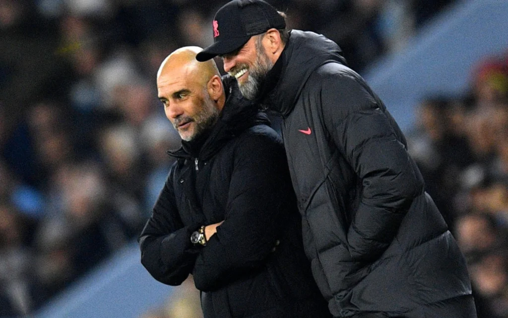 Guardiola se emociona com despedida de Klopp: ‘Vou sentir falta’ Guardiola e Klopp duelaram nas principais competições da Inglaterra (Foto: Oli SCARFF / AFP)