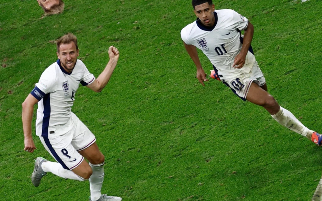 Harry Kane se derrete por pintura de Bellingham em jogo da Inglaterra na Eurocopa Kane e Bellingham celebram gol de empate na Eurocopa (Foto: KENZO TRIBOUILLARD / AFP)