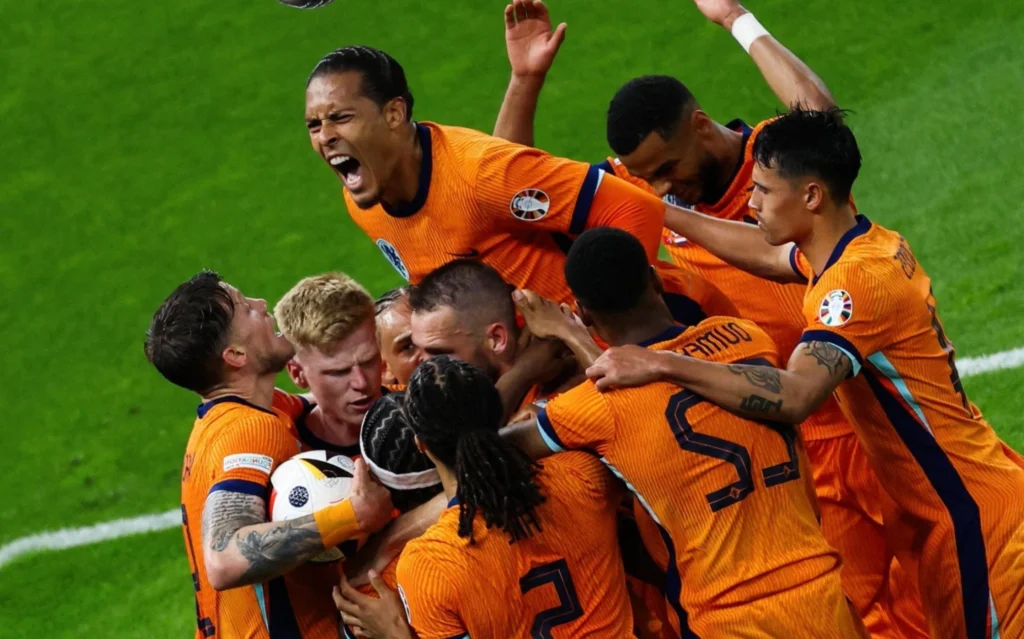 Holanda vence Turquia de virada e enfrenta a Inglaterra na semifinal da Eurocopa (Foto: Ronny HARTMANN / AFP)