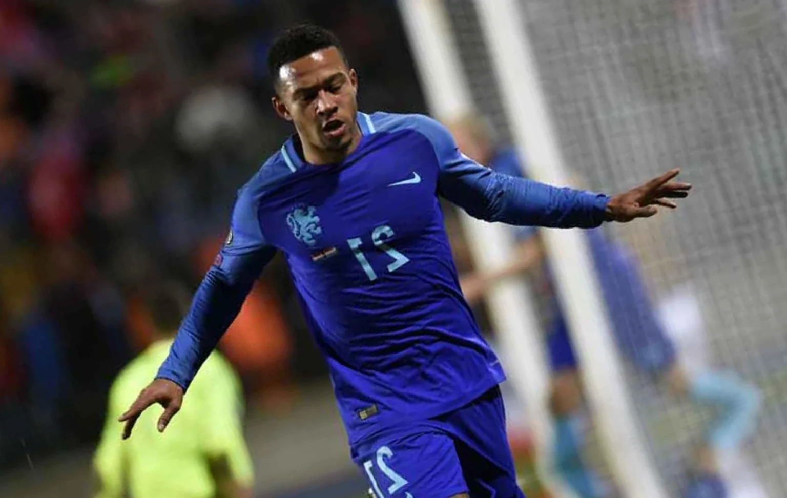 Holanda vence e assume segundo lugar do Grupo A das Eliminatórias Depay fez dois gols para a Holanda (Foto: John Thys / AFP)