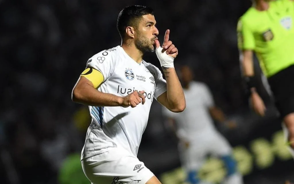 ‘Imparável’: Luis Suárez estampa capa de jornal uruguaio após brilhar em vitória do Grêmio Luis Suárez já é o terceiro maior artilheiro desta edição do Campeonato Brasileiro (Foto: Alexandre Durão/Grêmio FBPA)