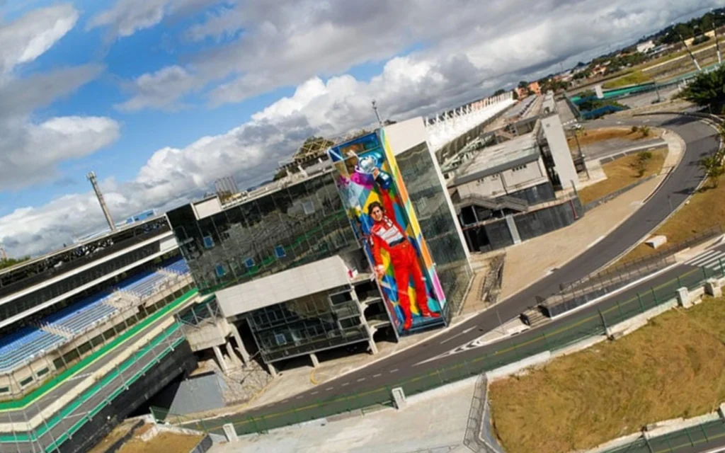 Interlagos ganha arte imortalizando vitória de Ayrton Senna em 1991 Mural em homenagem para Senna está em um dos prédios de Interlagos (Foto: Felipe Del Valle/RF1)