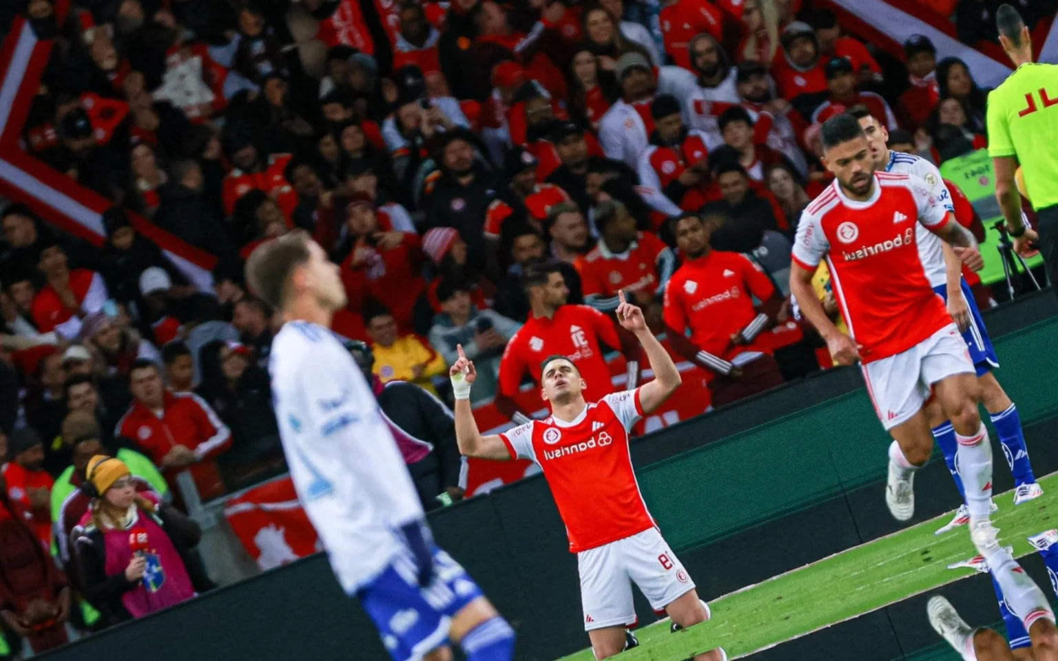 Internacional vence Cruzeiro em casa com gol de Borré Borré atrapalha em lance de ataque