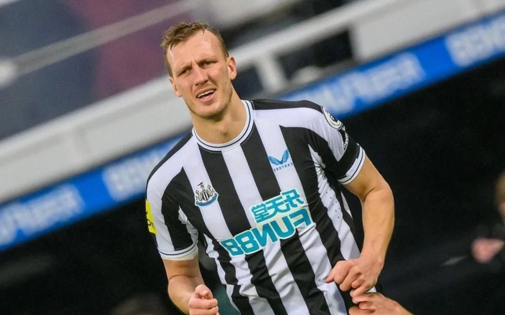 Internautas detonam gol contra bizarro na Premier League: ‘Tremendo idiota’ Dan Burn em ação pelo Newcastle (Foto: Reprodução / Instagram)