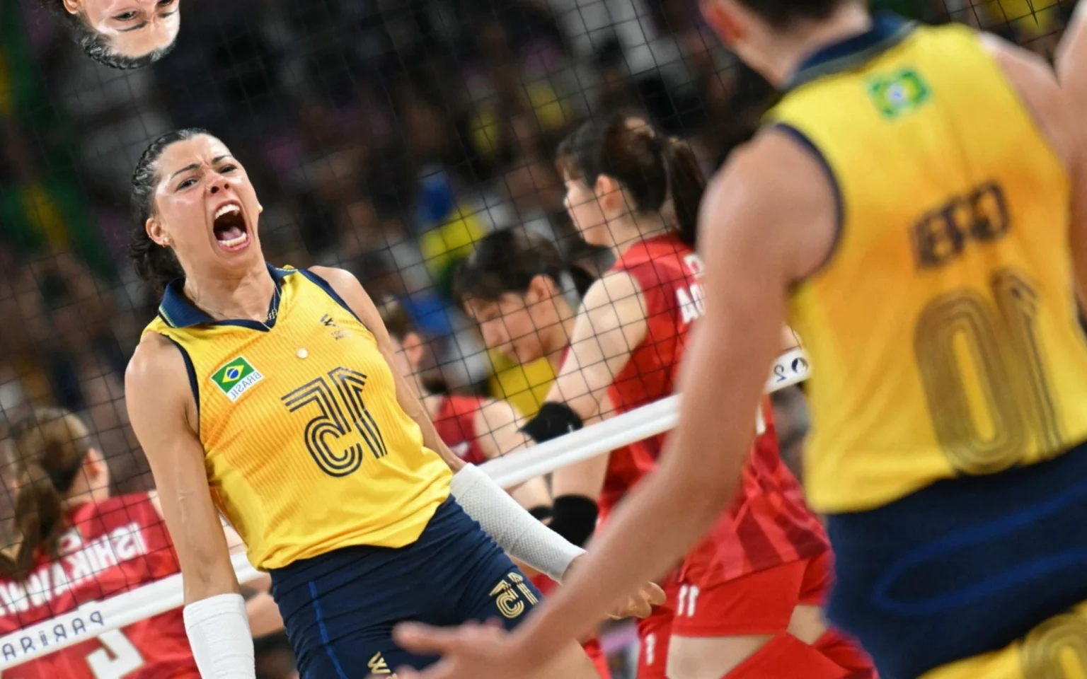 Internautas incendeiam rivalidade entre Brasil e Japão após vitória no vôlei feminino das Olimpíadas: ‘Sushi? Aqui é feijoada’ Jogadoras do Brasil celebram ponto contra o Japão (Foto: Natalia KOLESNIKOVA / AFP)