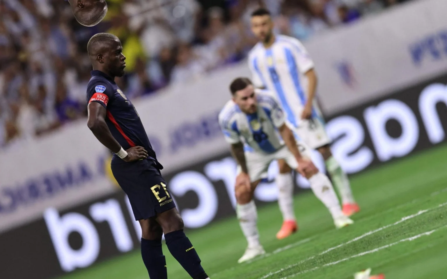 Internautas surtam com Enner Valencia: ‘Inimigo da população brasileira’ Enner Valencia perde pênalti em partida contra a Argentina (Foto: Omar Vega/Getty Images/AFP)